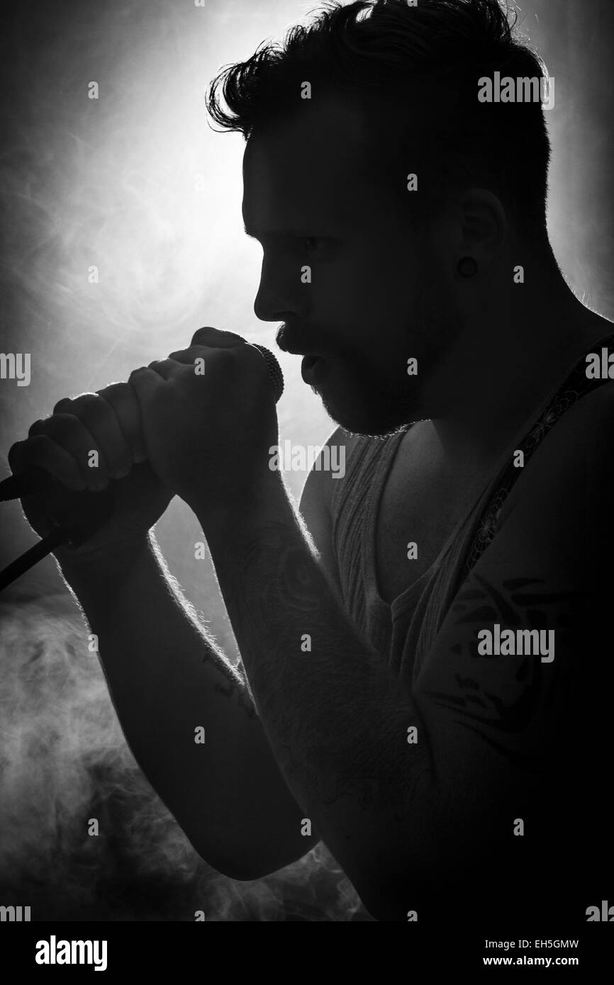 Junger Mann spielen Rock-Konzert. singt und Gitarre spielen. Stockfoto