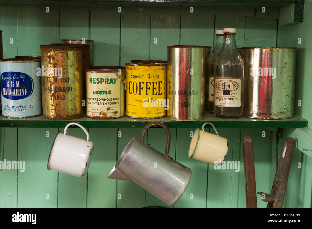 Antarktis, base Port Lockroy British Museum, Küche, Regal, 1950er Jahre getrocknet Getränke enthalten Stockfoto