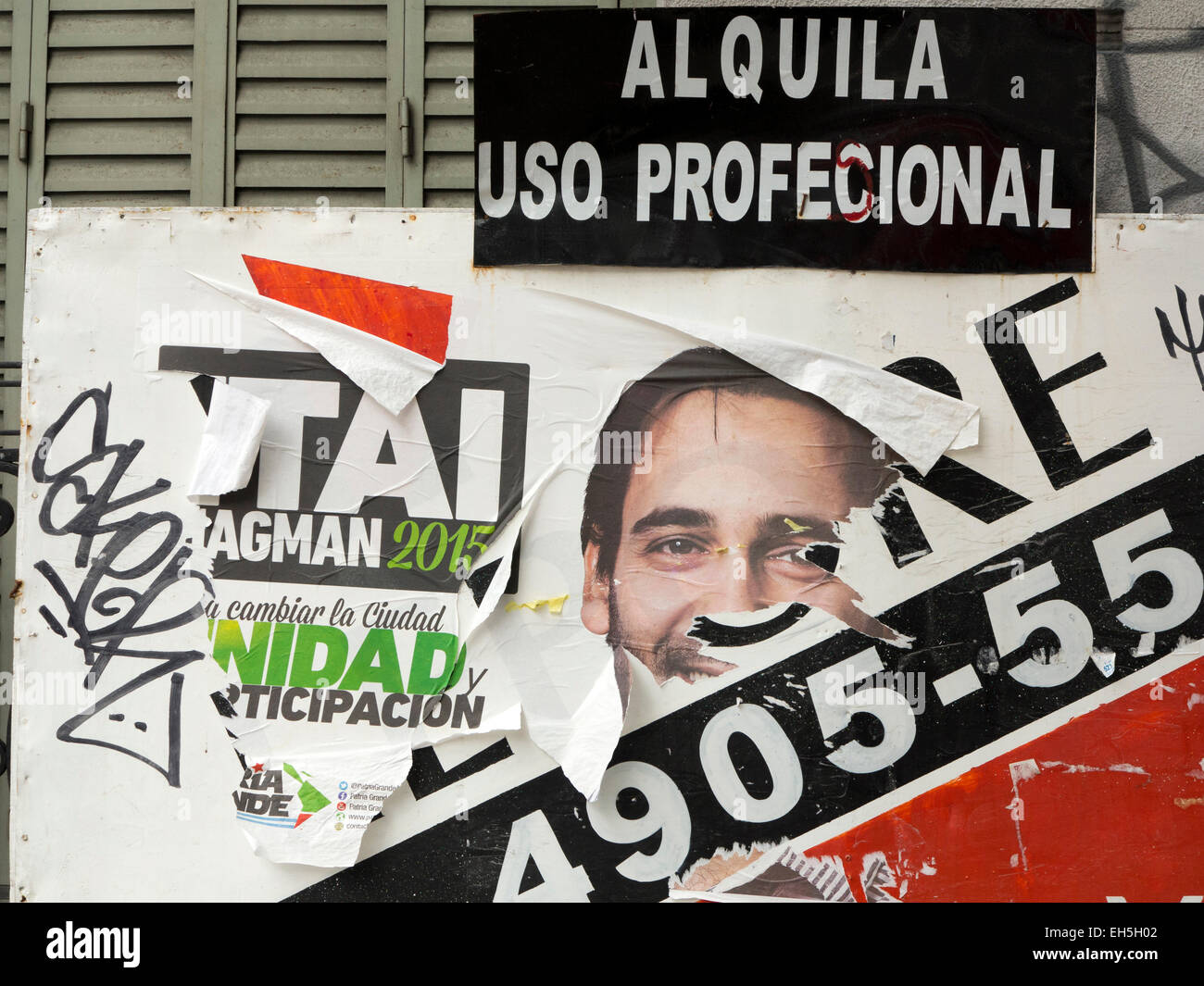 Argentinien, Buenos Aires, Almagro, Avenida Rivadiva zerrissen politische Plakate auf Office Zeichen zu mieten Stockfoto