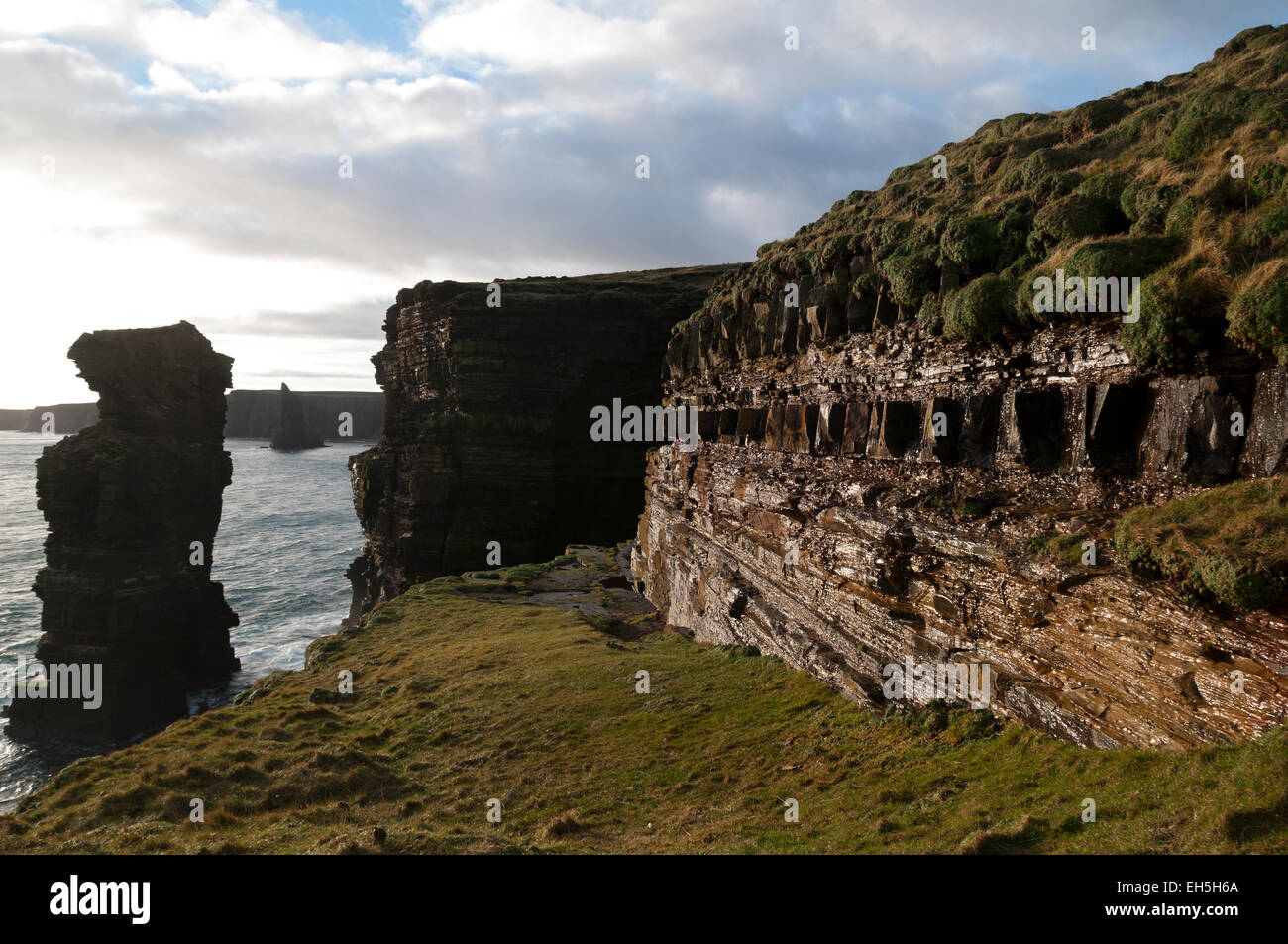 Meer-Stack und Felsen Schichten bei Duncansby Head, in der Nähe von John O' Groats, Caithness, Schottland, Vereinigtes Königreich Stockfoto