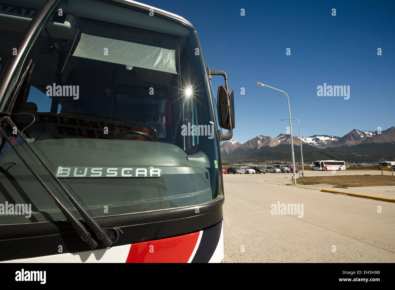 Argentinien, Feuerland, Ushuaia, Flughafen, Bus mit schneebedeckten Bergen im Hintergrund Stockfoto