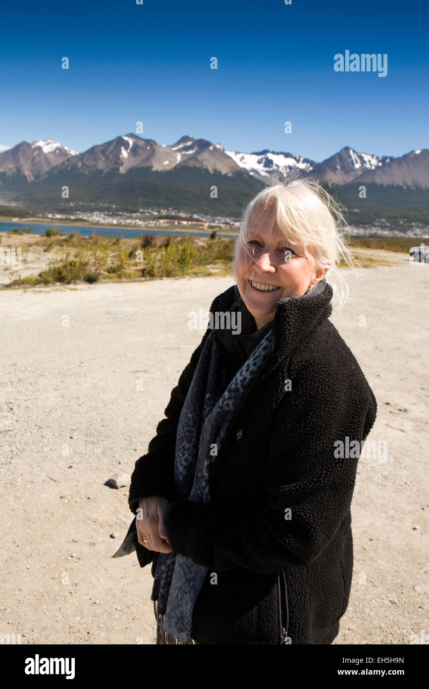 Argentinien, Feuerland, Ushuaia, lächelnde weibliche Touristen am Flughafen ankommen Stockfoto