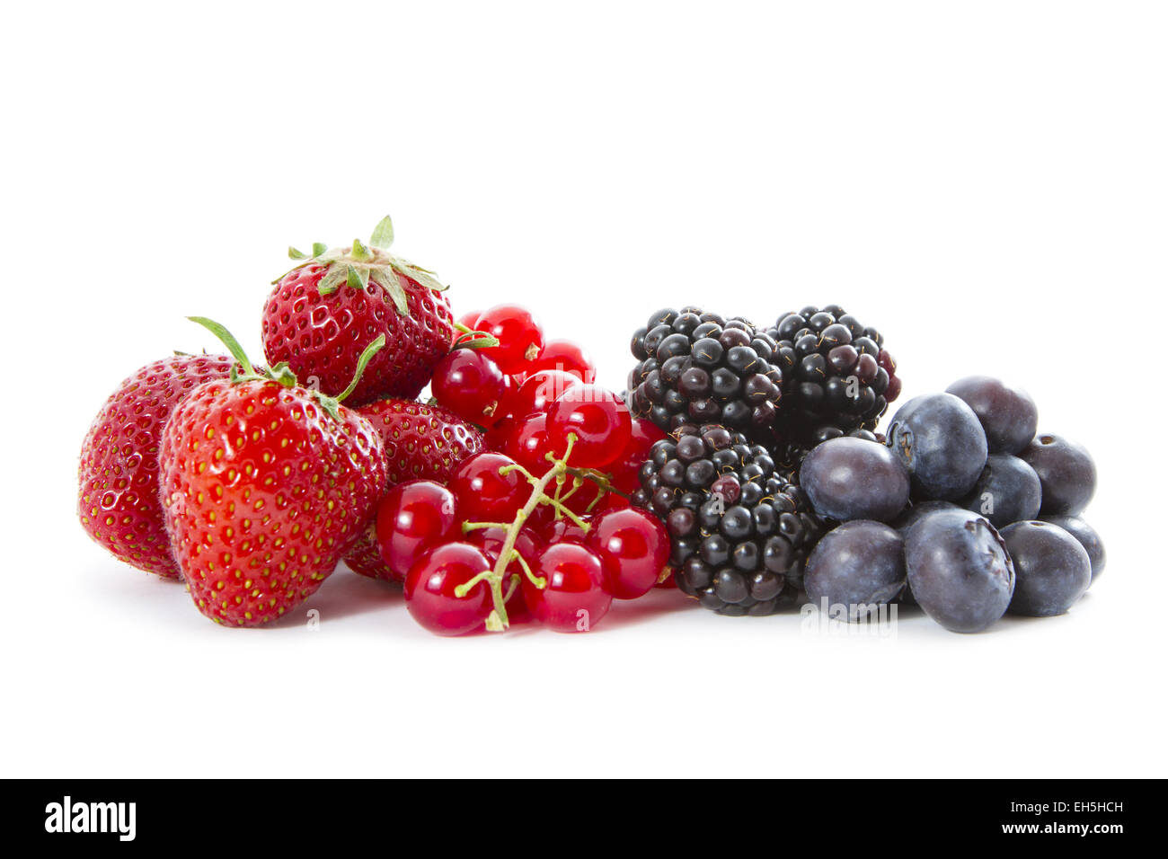 Einen frischen Haufen von Bio-Erdbeeren, Heidelbeeren, Johannisbeeren und Brombeeren auf weißem Hintergrund. Stockfoto
