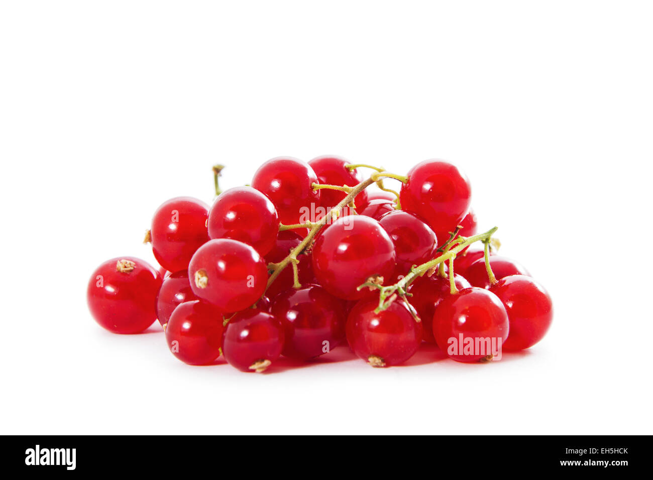 Einen frischen Haufen von roten Johannisbeeren auf weißem Hintergrund. Stockfoto