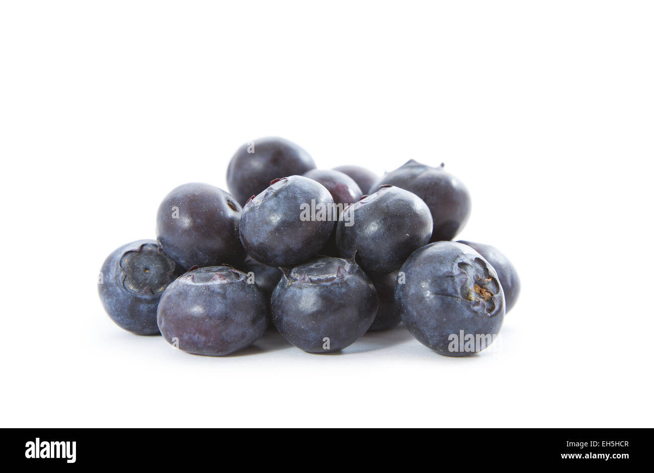 Ein Haufen frischer Bio Blaue Beeren. Seitliche Sicht auf weißem Hintergrund. Stockfoto