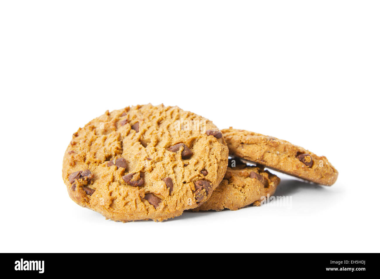 Ein Stapel Chokolate Chip Cookie auf weißem Hintergrund. Stockfoto