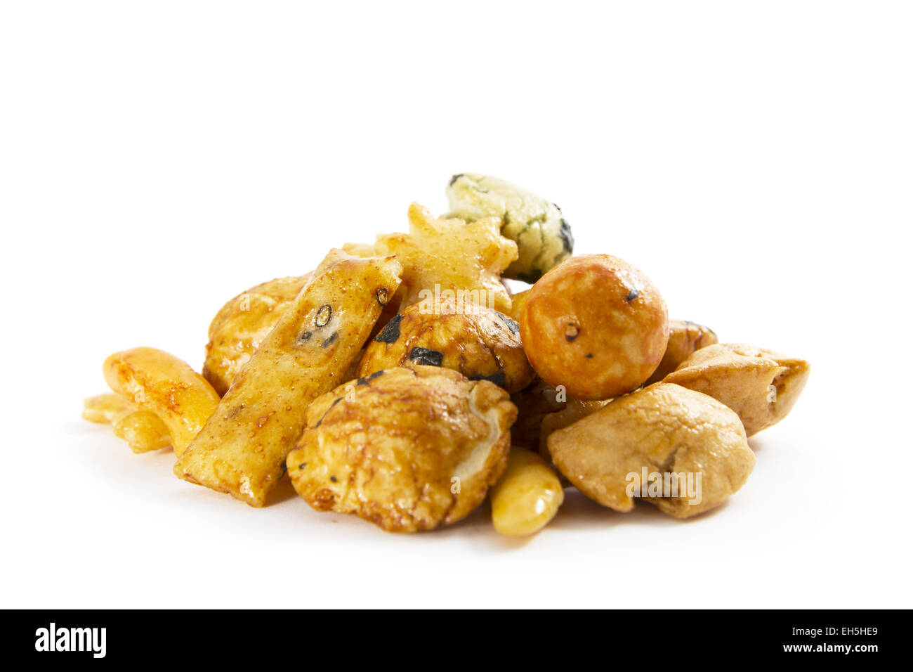 Seitenansicht von einem Haufen von asiatischen Snack auf weißem Hintergrund. Stockfoto