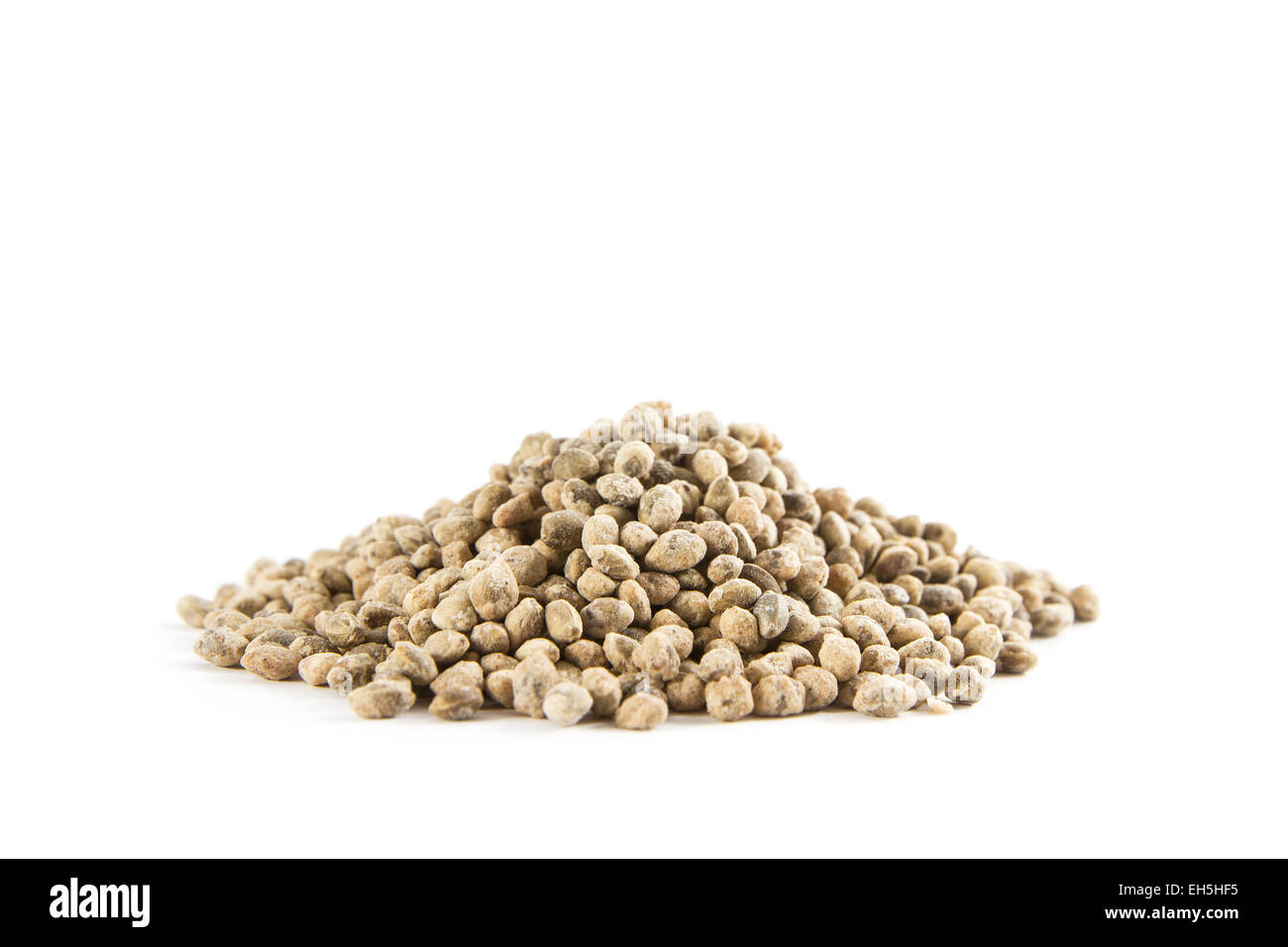 Hanf Samen Snacks auf weißem Hintergrund. Hanfsamen mit Muscheln werden oft wegen ihres hohen Gehalts an Nutrie Super Food genannt. Stockfoto