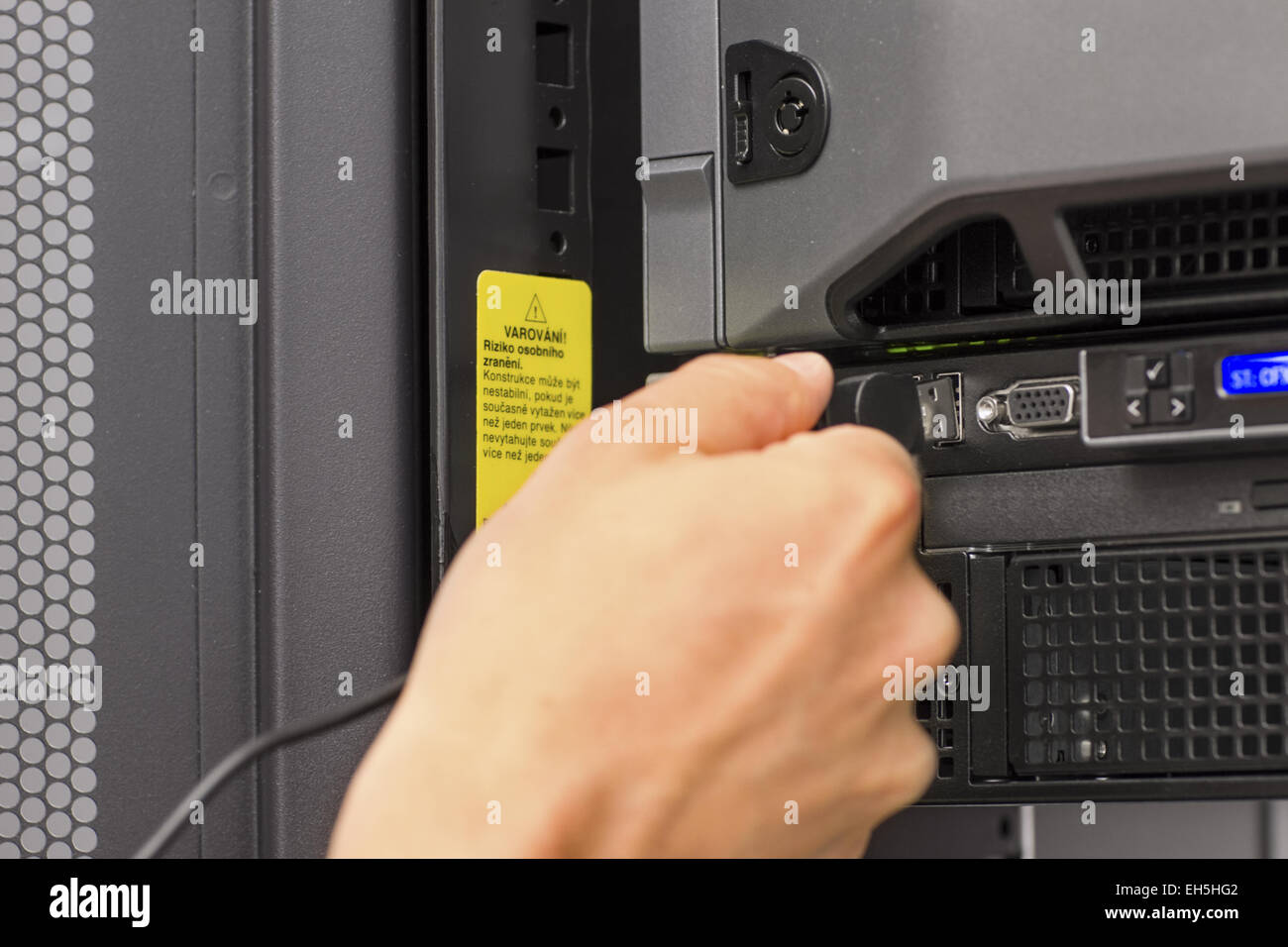 IT-Techniker / Berater arbeiten in einem Rechenzentrum. Ein USB-Kabel angeschlossen. Stockfoto