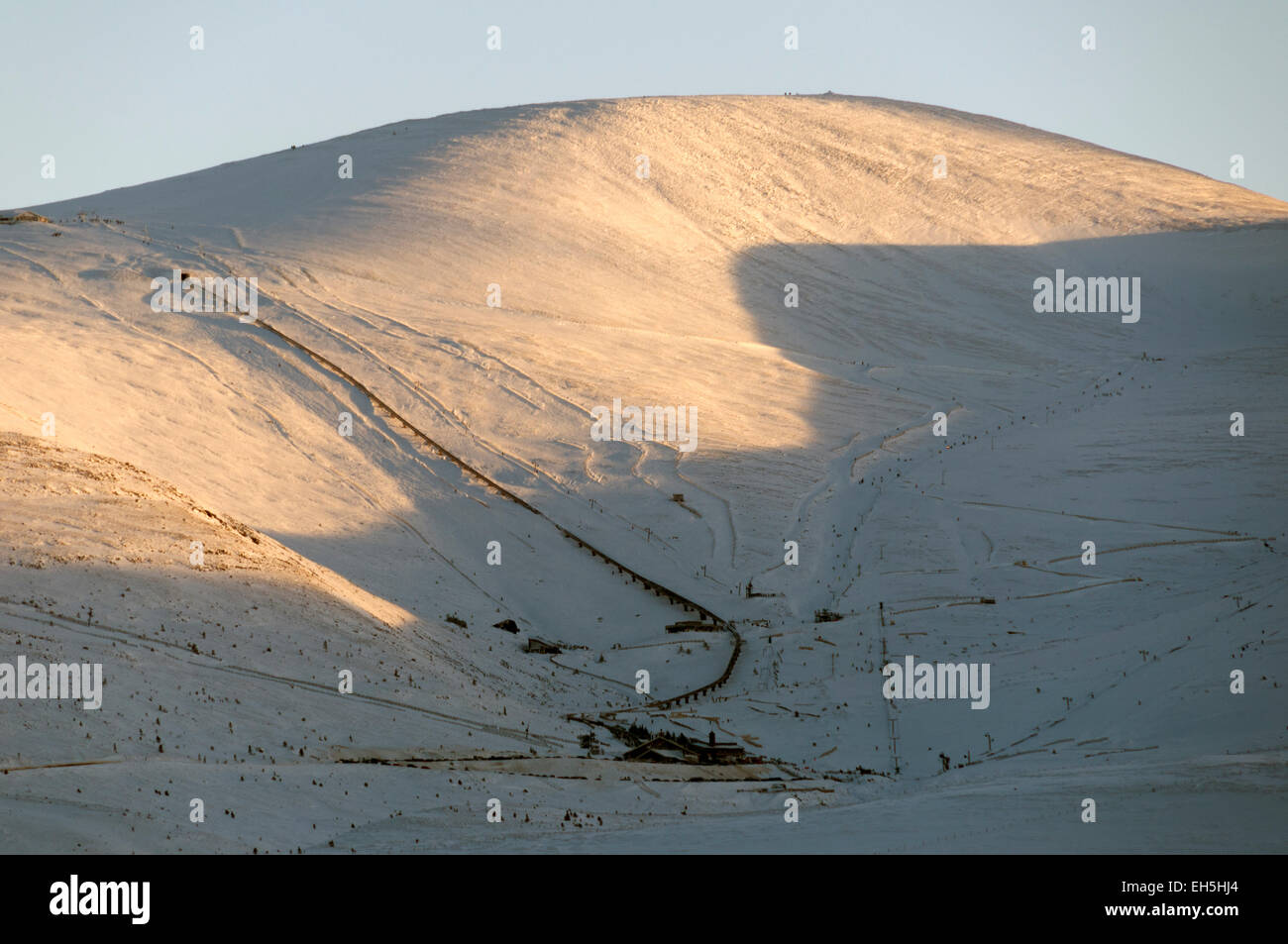 Cairngorm Mountain und die Skipisten in der Nähe von Aviemore, Hochlandregion, Schottland, UK Stockfoto