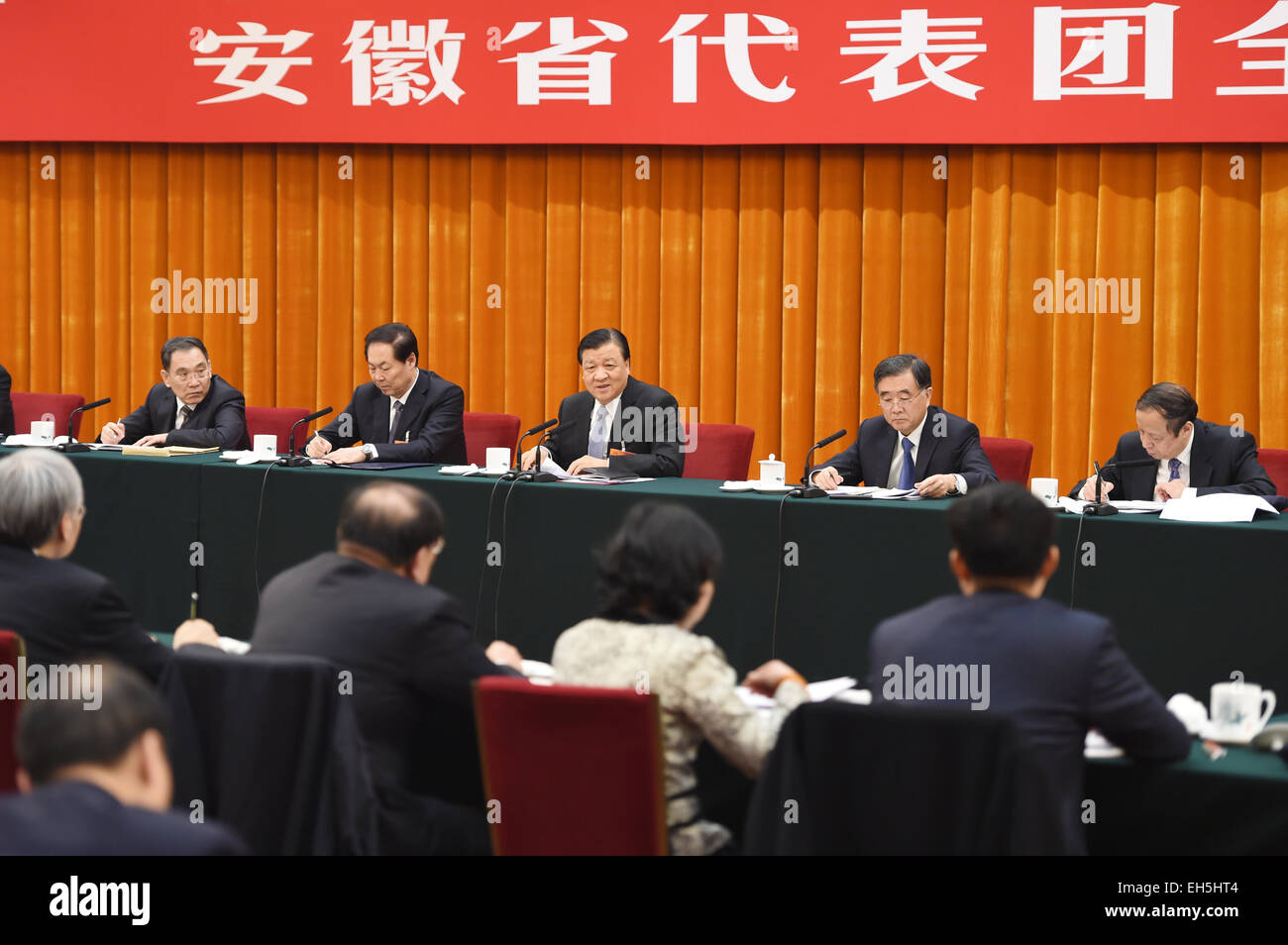 (150307)--Peking, 7. März 2015 (Xinhua)--Liu Yunshan (Rückseite C), Mitglied des ständigen Ausschusses des Politbüros des Zentralkomitees der kommunistischen Partei von China (CPC) und Sekretär des Sekretariats des ZK der schließt sich eine Podiumsdiskussion der Abgeordnetenkammer, 12. nationalen Volksarmee Kongress (NPC) aus der ostchinesischen Provinz Anhui, in Peking, Hauptstadt von China , 7. März 2015. (Xinhua/Xie Huanchi) (Yxb) Stockfoto