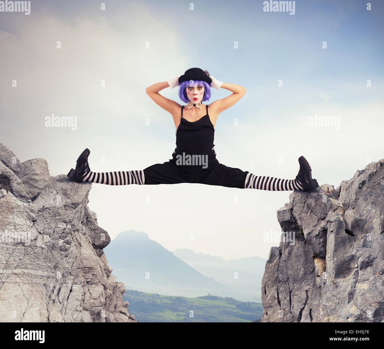 Zwischen zwei Bergen Clown Stockfoto