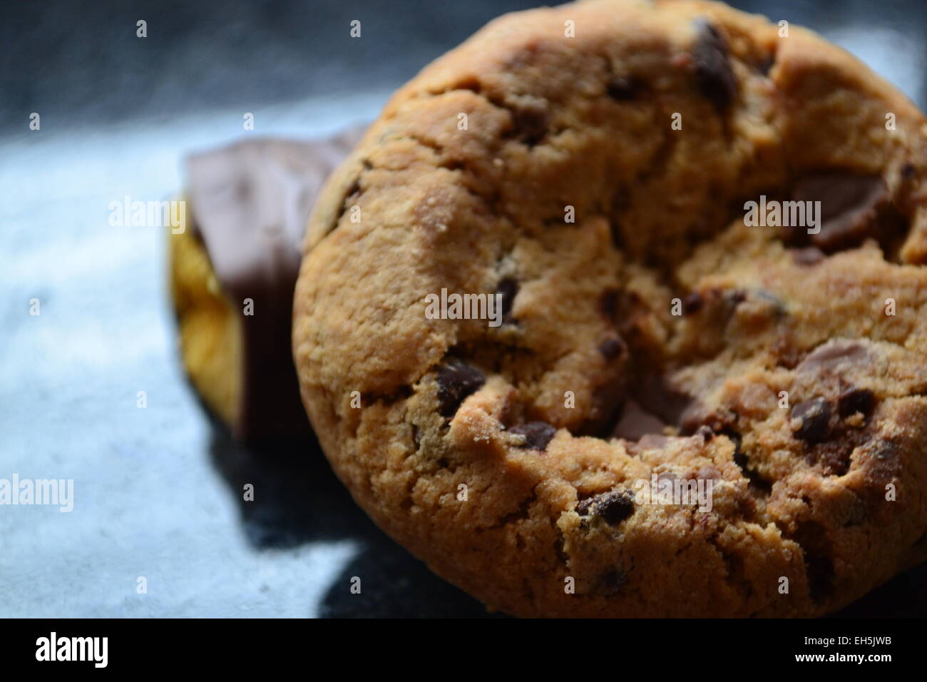 Schokoladenkekse mit Schokolade. Stockfoto