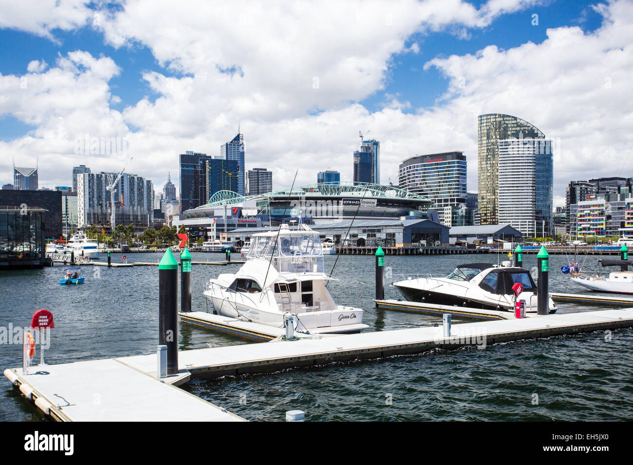 Die berühmte Skyline von Melbourne von einem Pier in Docklands an einem heißen Sommertag Stockfoto