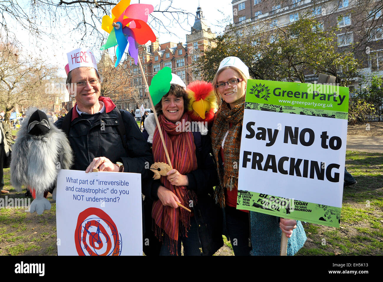 London, UK. 7. März 2015. Als Teil der "Zeit zu handeln" Demo heute gereist Robert, Helen und Sarah aus dem Südwesten, auf den Straßen von London mit einer deutlichen Aufforderung zu nehmen, die Politiker, die Wiederwahl zum Klimawandel handeln müssen. Bildnachweis: Gordon Scammell/Alamy Live-Nachrichten Stockfoto