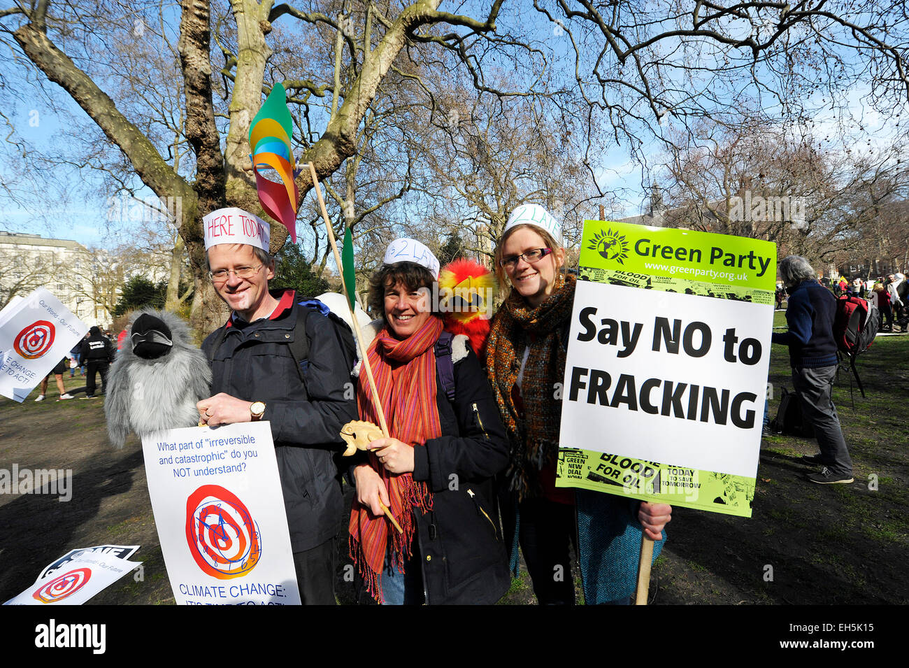 London, UK. 7. März 2015. Als Teil der "Zeit zu handeln" Demo heute gereist Robert, Helen und Sarah aus dem Südwesten, auf den Straßen von London mit einer deutlichen Aufforderung zu nehmen, die Politiker, die Wiederwahl zum Klimawandel handeln müssen. Bildnachweis: Gordon Scammell/Alamy Live-Nachrichten Stockfoto