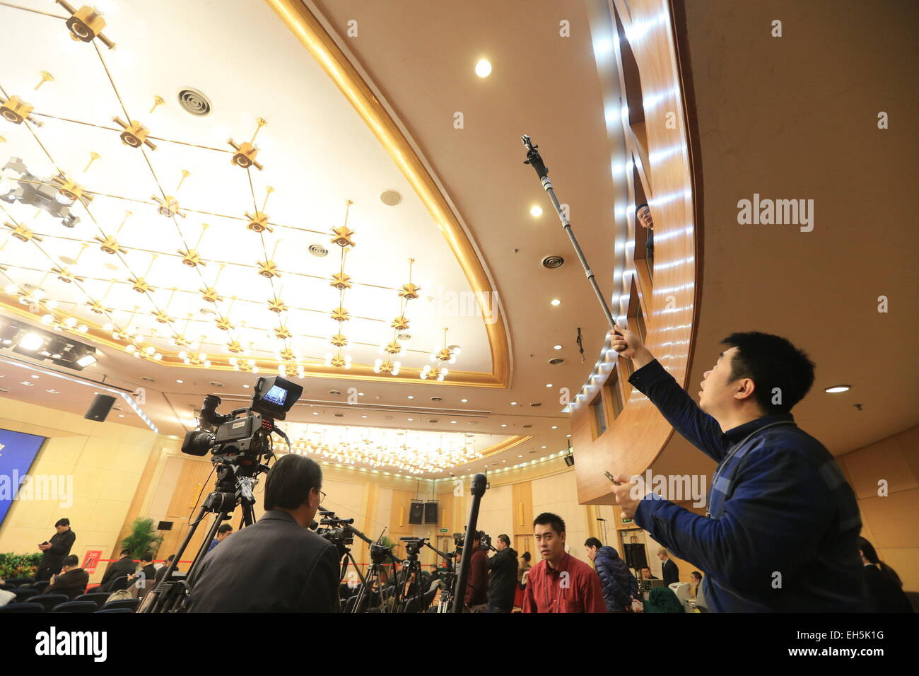 (150307)--Peking, 7. März 2015 (Xinhua)--A Journalist Reittiere GoPro auf seine Einbeinstativ fotografieren während einer Pressekonferenz von chinesischen Minister für Handel Gao Hucheng für die dritte Sitzung des Chinas 12. nationalen Volksarmee Kongress (NPC) kommerzielle Entwicklung und Öffnung in Peking, Hauptstadt von China, 7. März 2015 gegeben. (Xinhua/Xing Guangli) (Yxb) Stockfoto