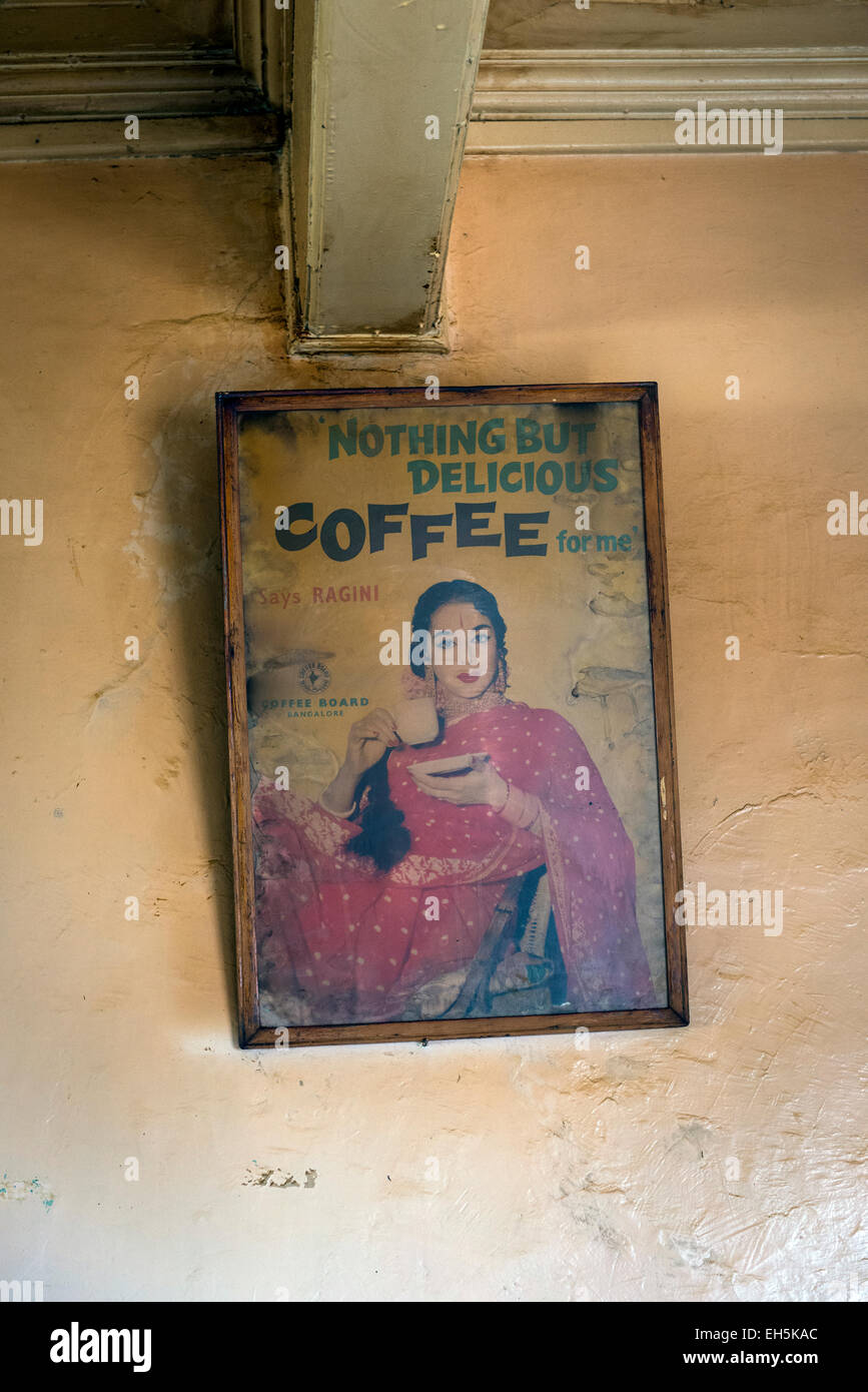Ein altes Plakat innerhalb der Indian Coffee House in The Mall, Shimla, Himachal Pradesh, Indien Stockfoto
