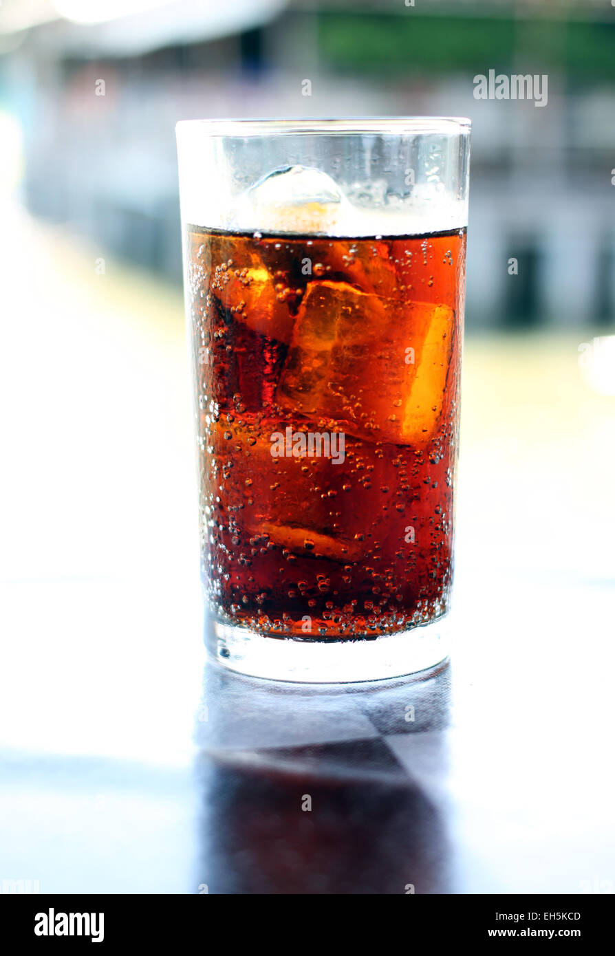 Cola im Glas auf dem Tisch. Stockfoto