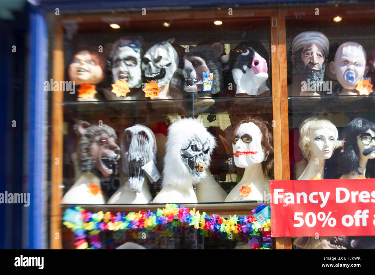 Schaufenster voller Perücken und Masken Stockfoto