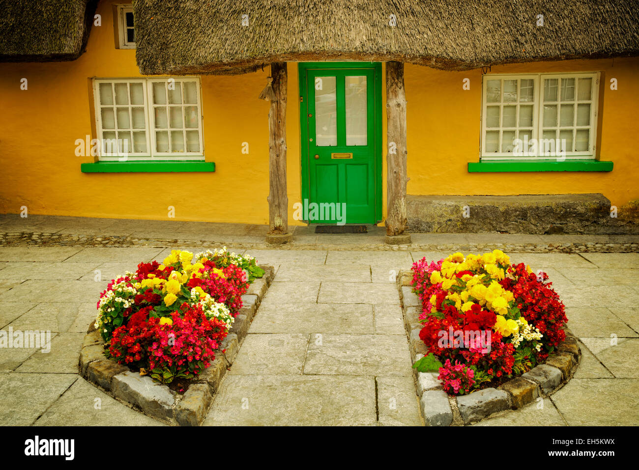 Strohgedeckten Wochenendhäusern und Blumen in Adare, Irland. Stockfoto
