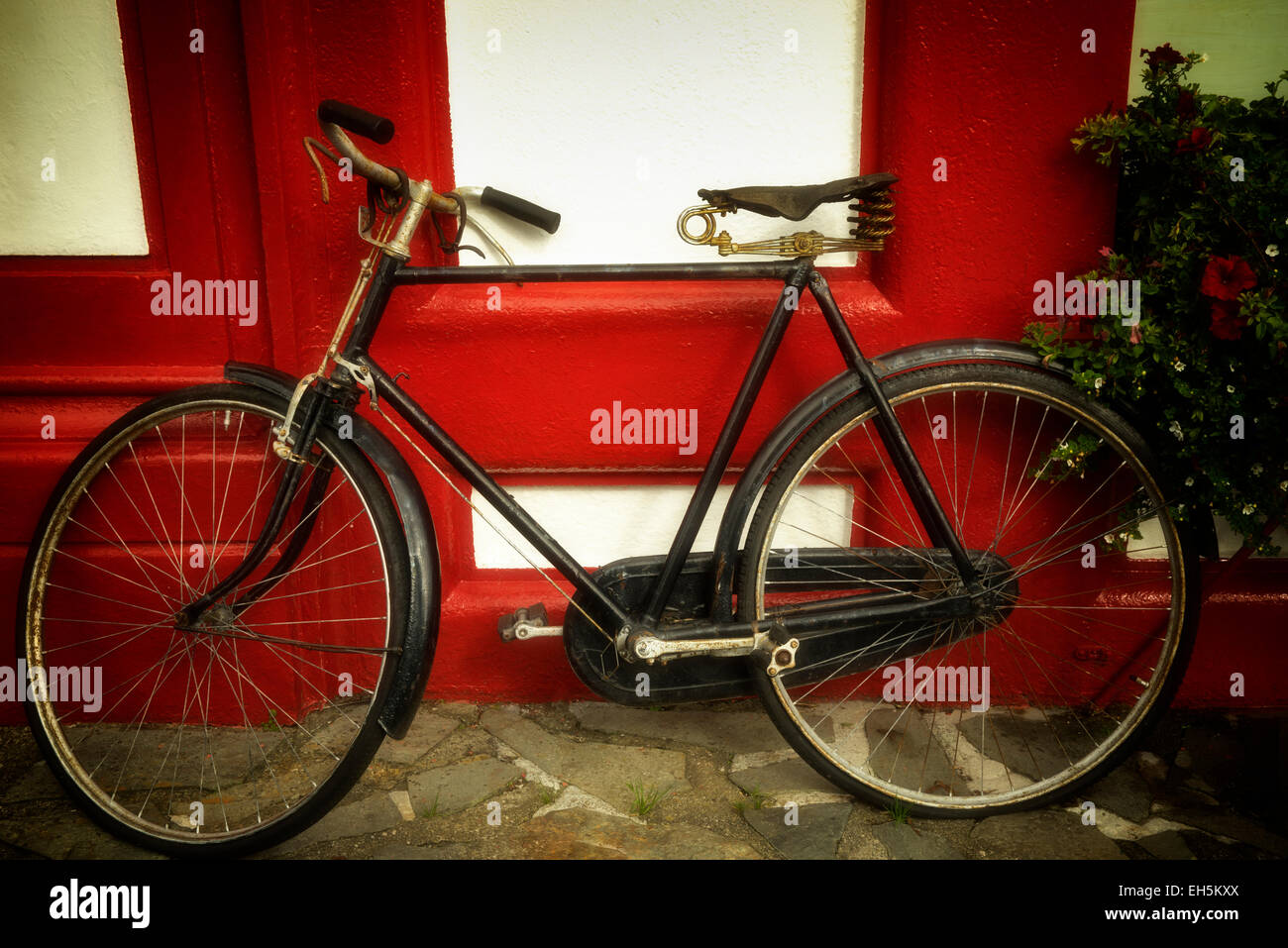 Altes Fahrrad bei Ladenzeile. Knightstown, Valentia Island, Republik von Irland Stockfoto