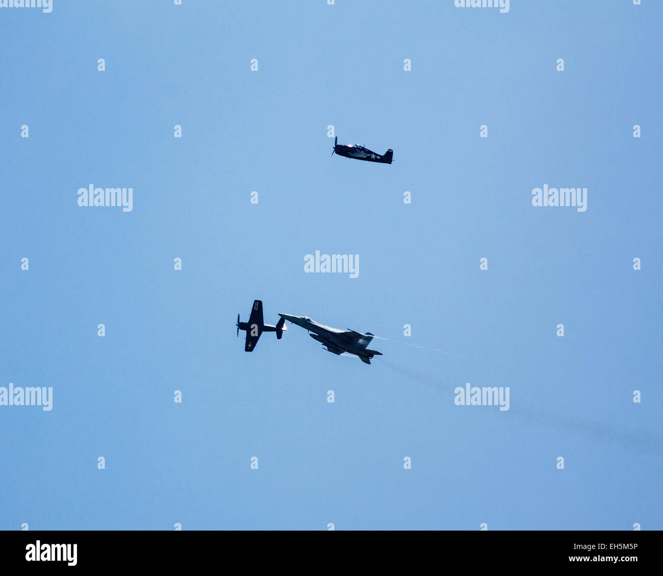 Drei Marine-Warbirds fliegen gemeinsam auf der Flügel über Camarillo Air Show 2011 in Camarillo / Kalifornien Stockfoto