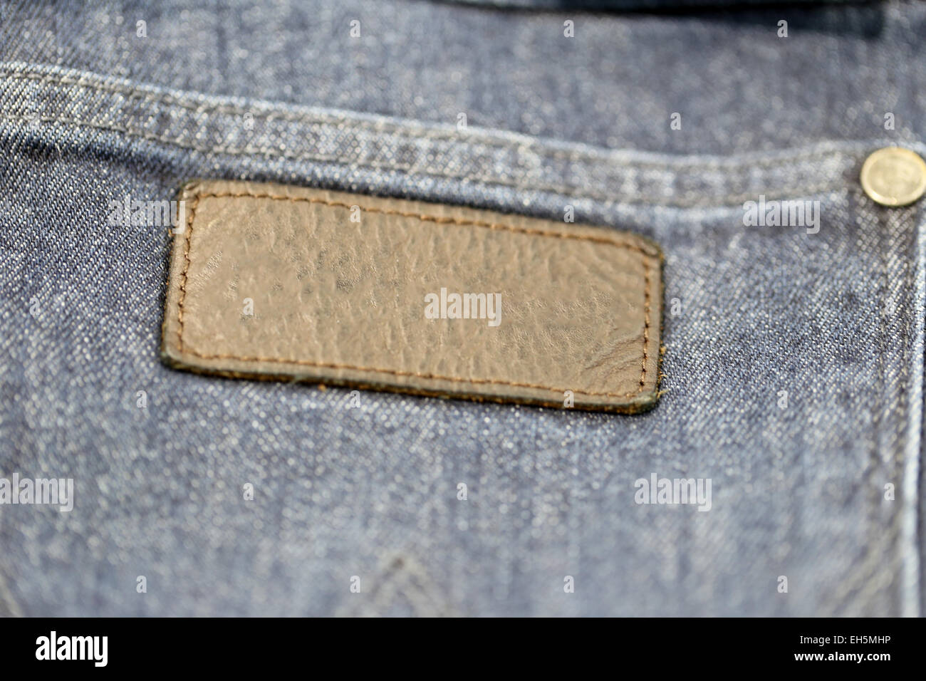 Konzentrieren Sie sich auf die Beschriftung der Rückseite der Jeans. Stockfoto