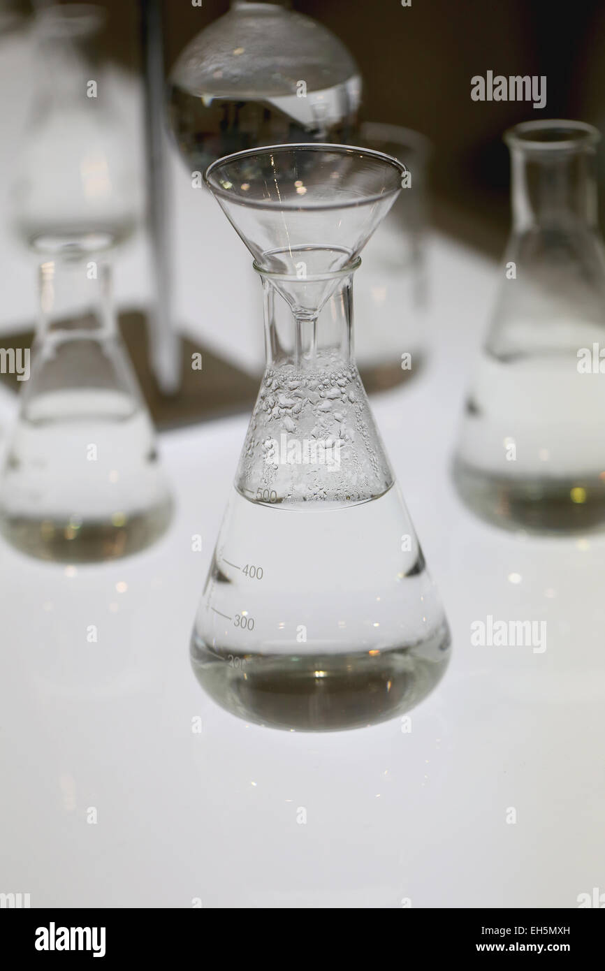 Fokus auf Glasflaschen in Chemie-Experimente verwendet. Stockfoto