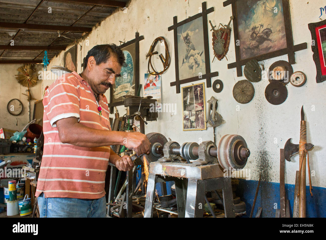 Ocotlán de Morelos, Oaxaca, Mexiko - Apolinar Aguilar Velasco macht Schwerter und Messer von Hand in seiner Werkstatt. Stockfoto