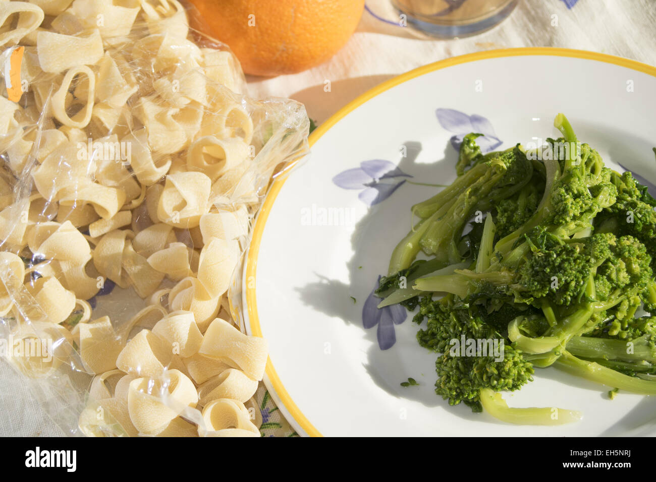 traditionelles Gericht der Apuleia: Pasta mit gedünsteten Kohlrabi Stockfoto