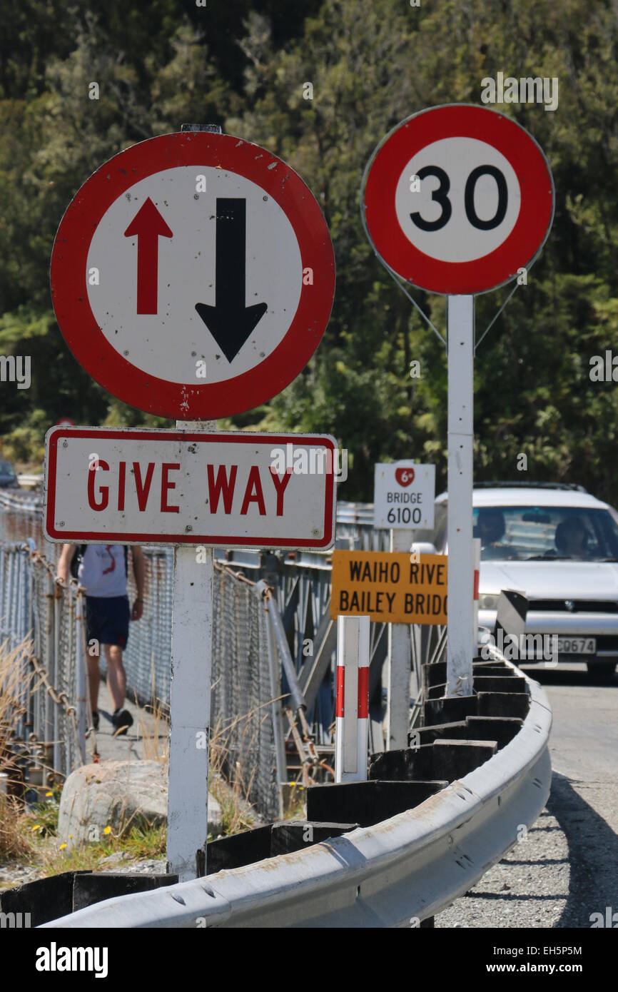 Geben Weg Ausbeute Straßenschild Neuseeland Runde-a-Bout Tempolimit Schild Stockfoto