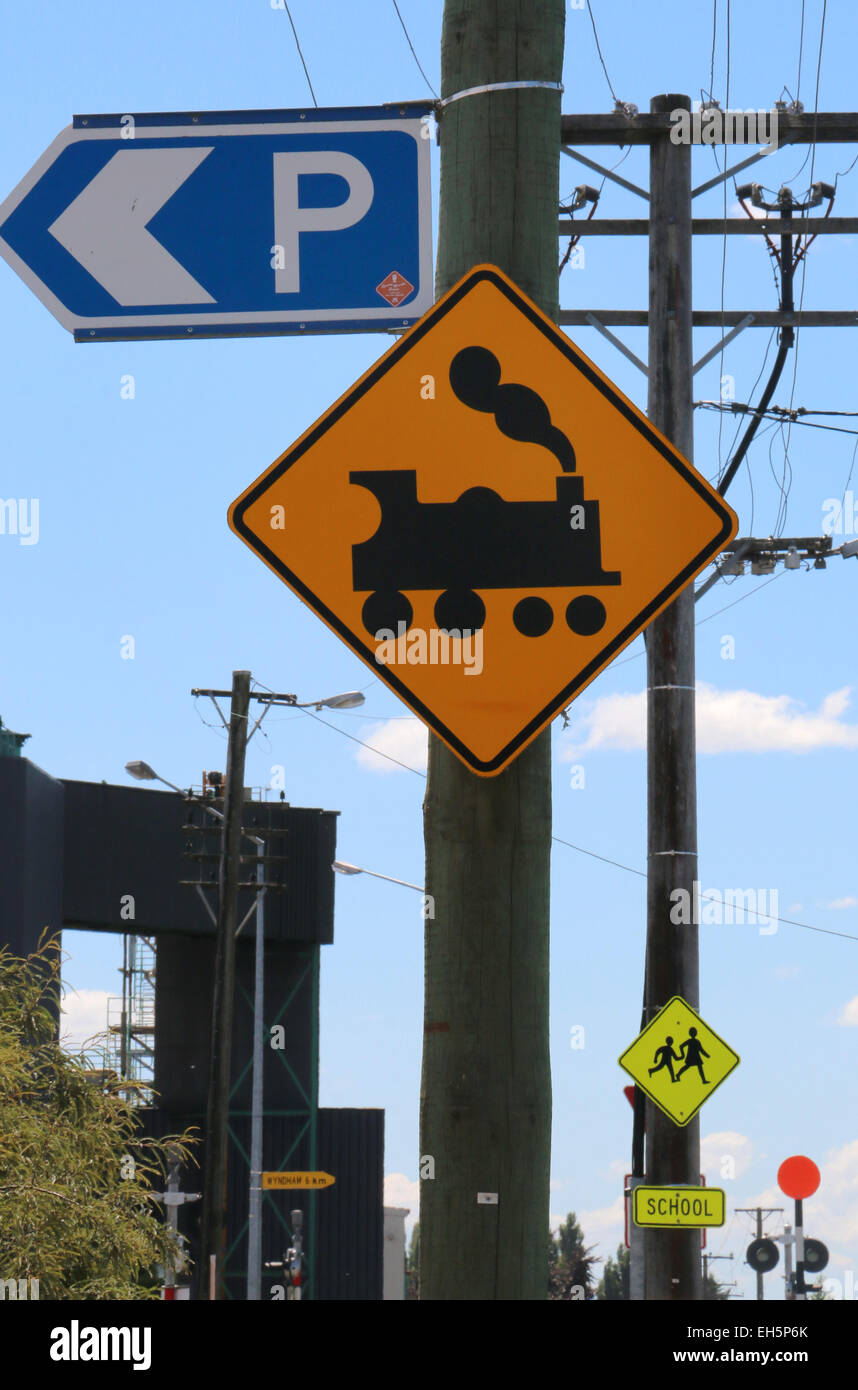 Railroad crossing, Zebrastreifen und Parken Verkehrsschilder Neuseeland Stockfoto