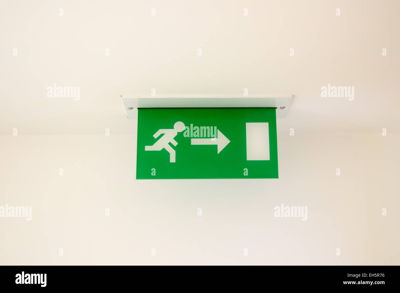 Notausgangsschild „Fire Exit“ – 600x200 Mm, Leuchtend, Nach EN ISO 7010