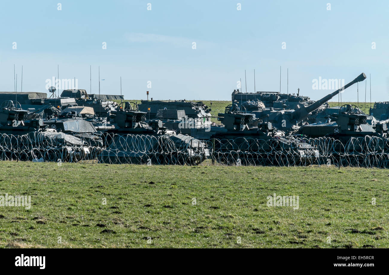 100 Von den Truppen und Armee Fahrzeug melden Sie sich für einen großen militärischen übung Anruf Übung lösbar Stockfoto