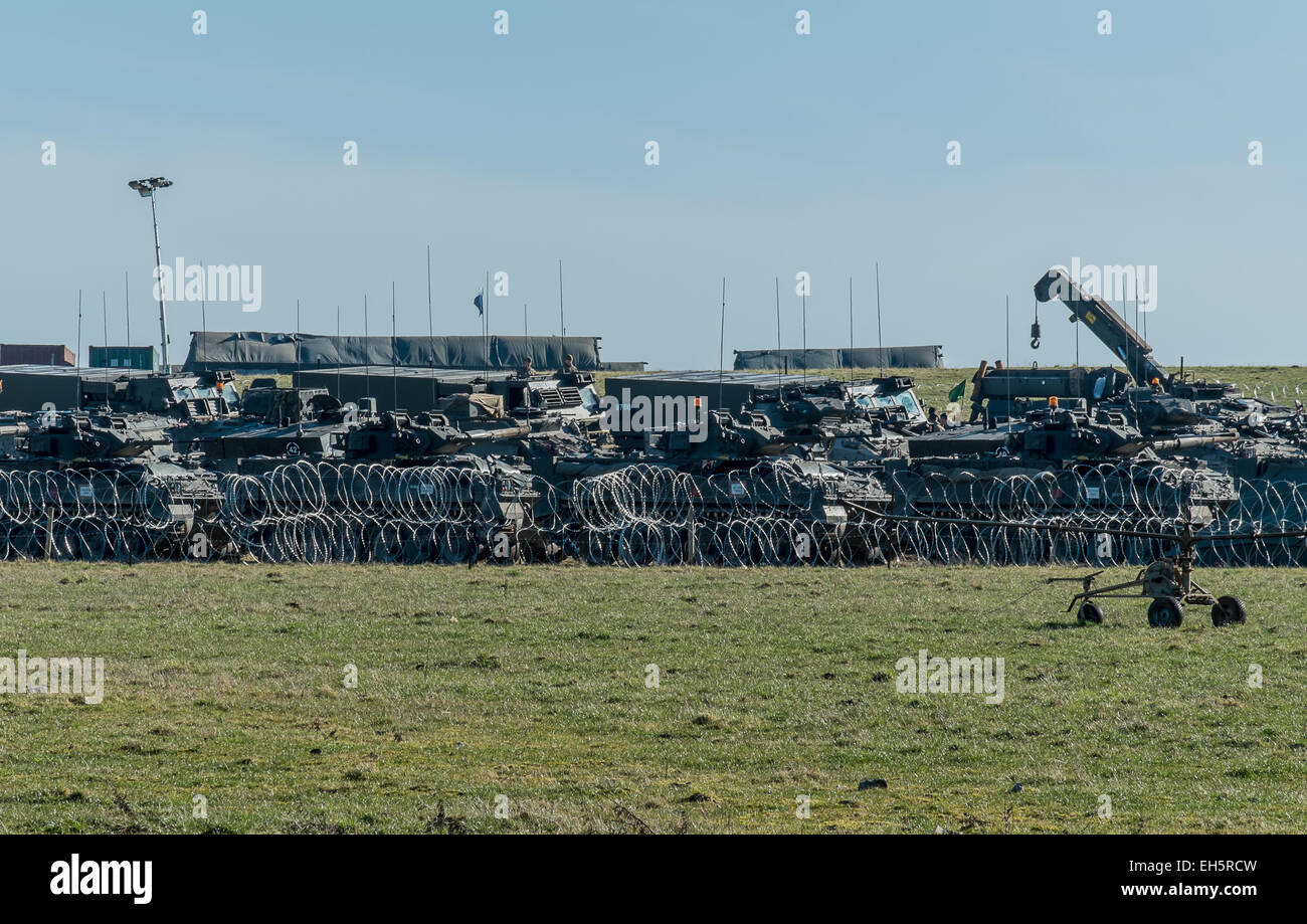 100 Von den Truppen und Armee Fahrzeug melden Sie sich für einen großen militärischen übung Anruf Übung lösbar Stockfoto