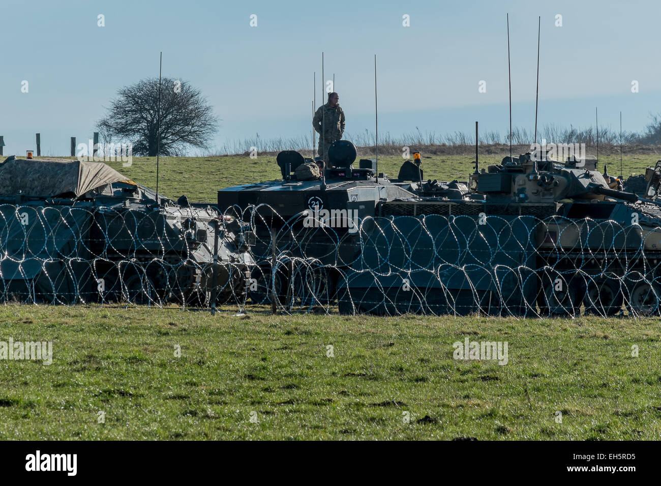 100 Von den Truppen und Armee Fahrzeug melden Sie sich für einen großen militärischen übung Anruf Übung lösbar Stockfoto