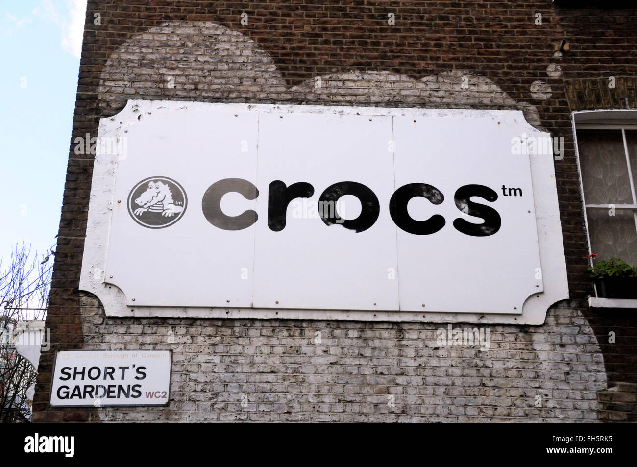 Crocs loggen Sie sich Wand mit Shorts Garden WC2 Straßenschild unten, Covent Garden, London England Großbritannien UK Stockfoto