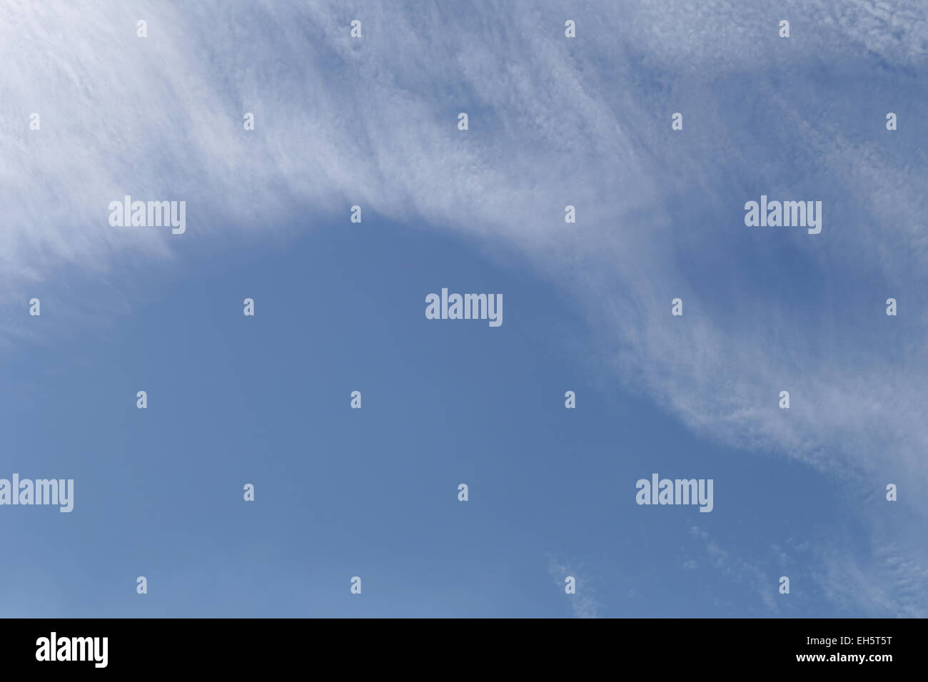 Blauer Himmel mit Wolken für den Natur-Hintergrund. Stockfoto