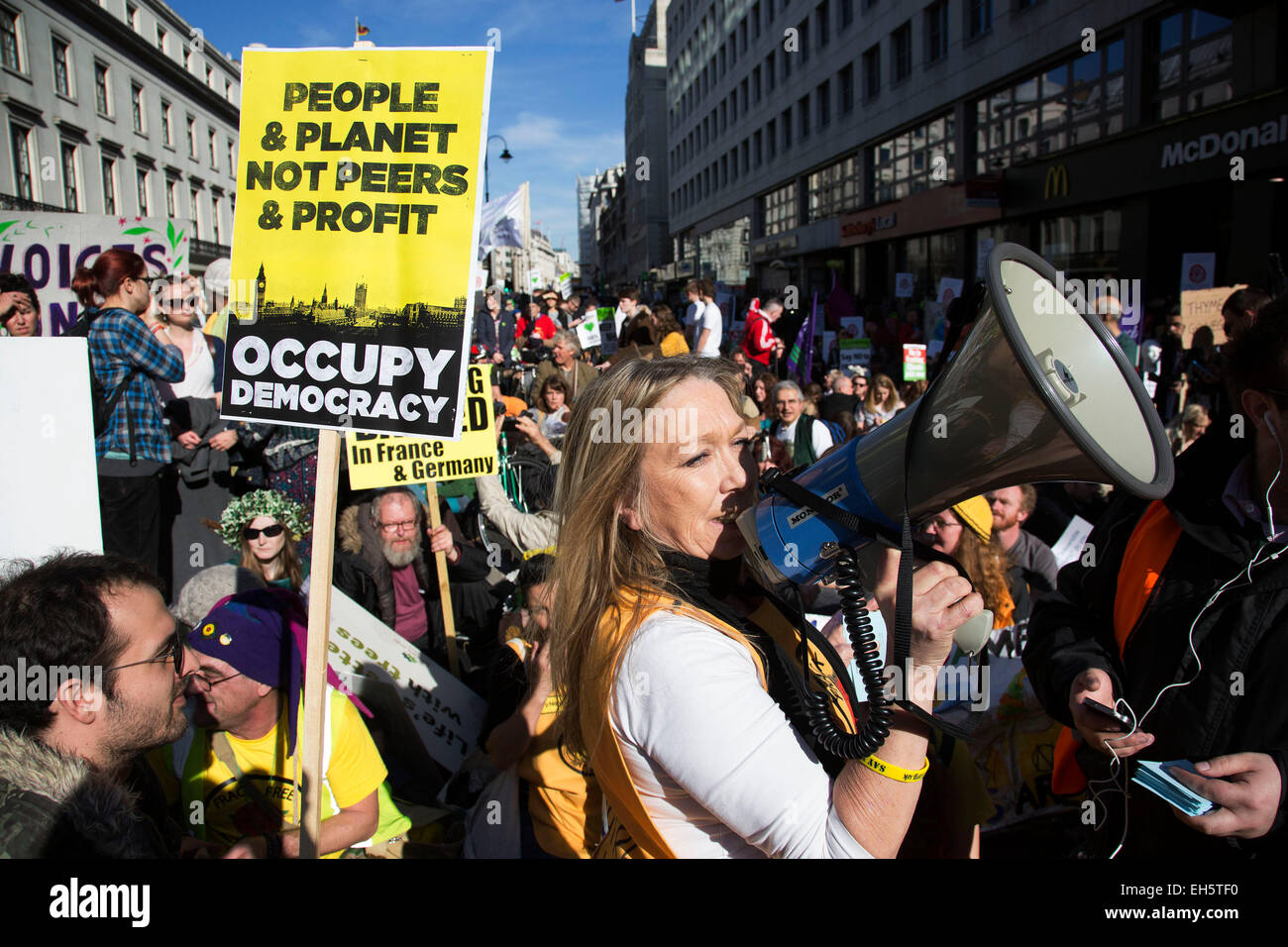 London, UK. Samstag, 7. März 2015. Zeit zu handeln. Kampagne gegen Klimawandel Demonstration. Demonstranten versammelten sich in ihre Zehntausende protestieren gegen alle Arten von Umweltthemen wie Fracking, saubere Luft, alternative Energien und in der Regel alle Geschäfte, die das Ergebnis vor der Umwelt setzt. Bildnachweis: Michael Kemp/Alamy Live-Nachrichten Stockfoto