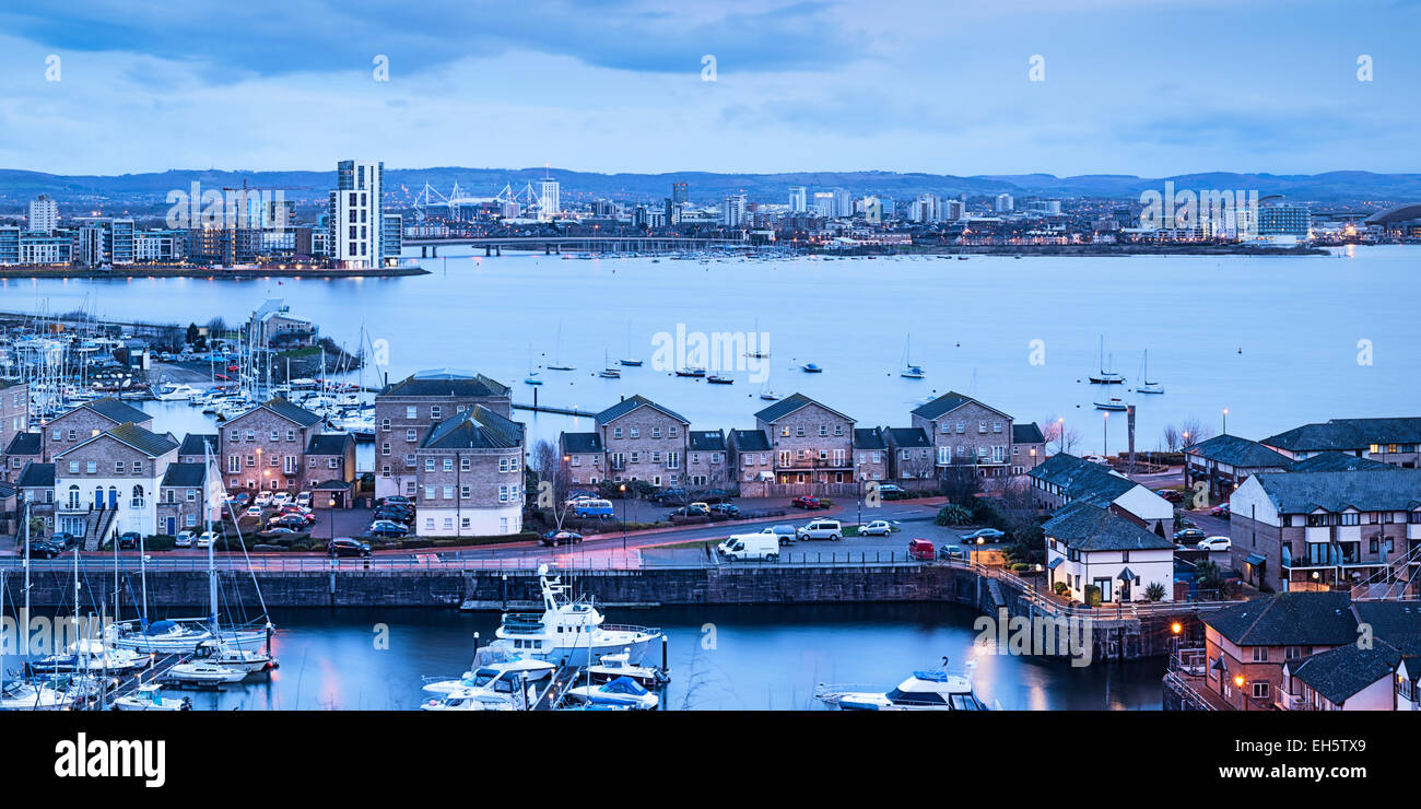 Cardiff Bay in den frühen Morgenstunden des Tages. Yachten und Gehäuse sind im Vordergrund mit ikonischen Cardiff Gebäude hinter ersichtlich Stockfoto