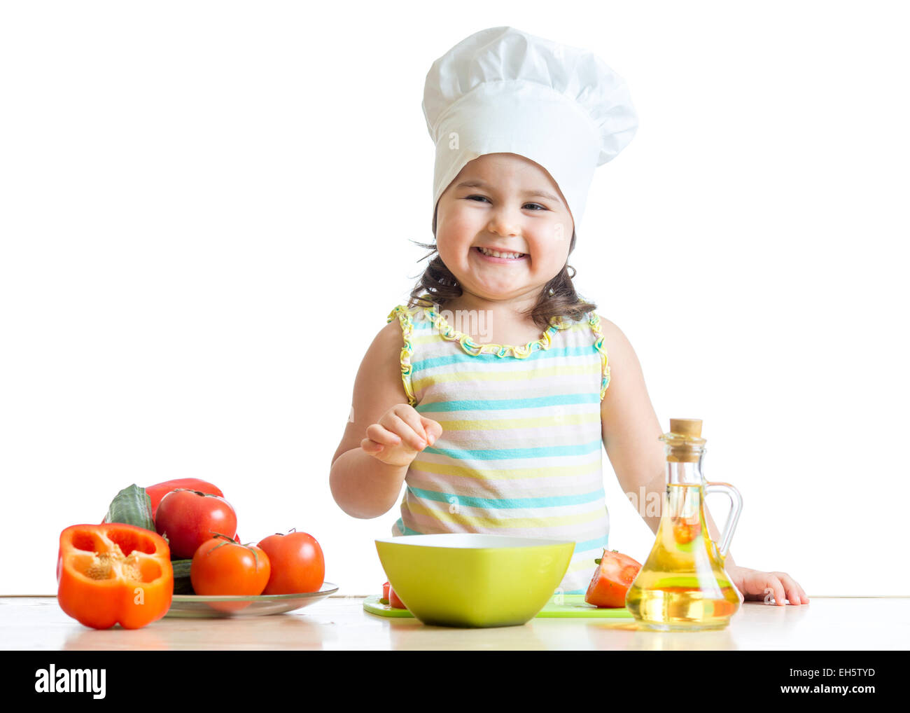 Kleinkind Mädchen gesunde Zubereitung in der Küche Stockfoto