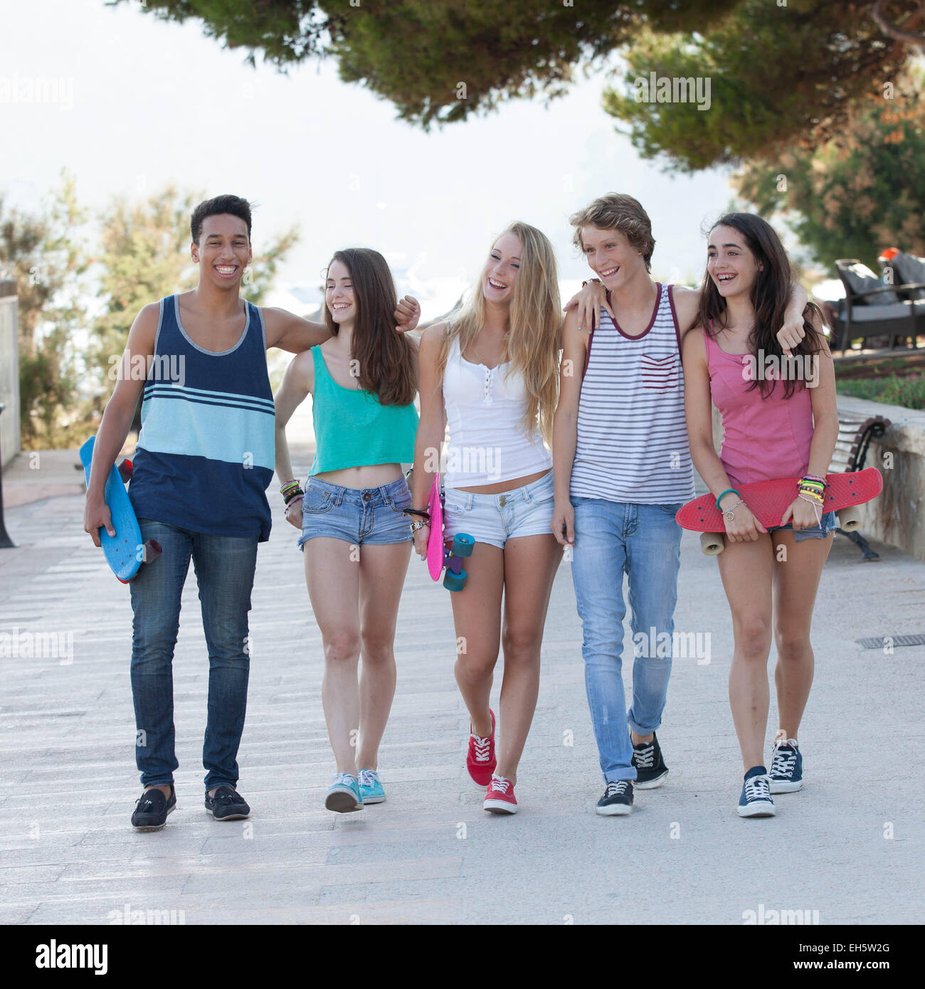 Gruppe von vielfältigen Teens auf Urlaub oder Ferien Stockfoto