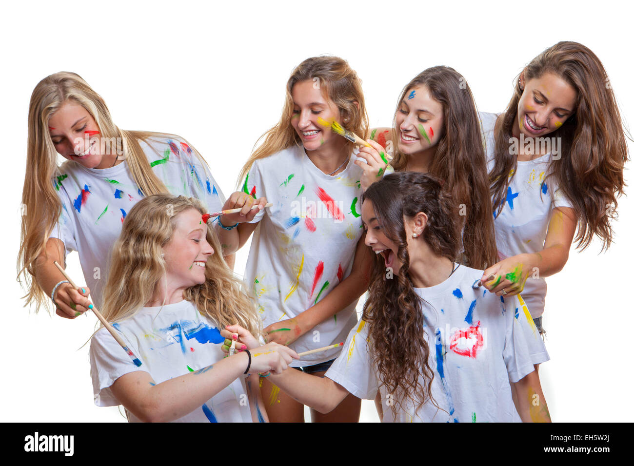 Gruppe von Kinder oder Jugendliche Mädchen, die Spaß mit chaotisch Farbe Stockfoto