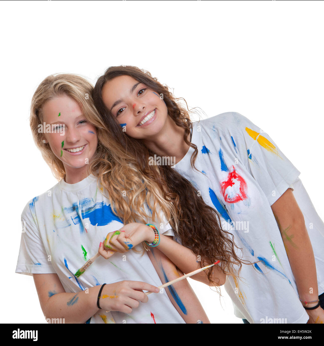 glücklich lächelnd Studetns im Kunstunterricht mit Farbe und Pinsel Stockfoto