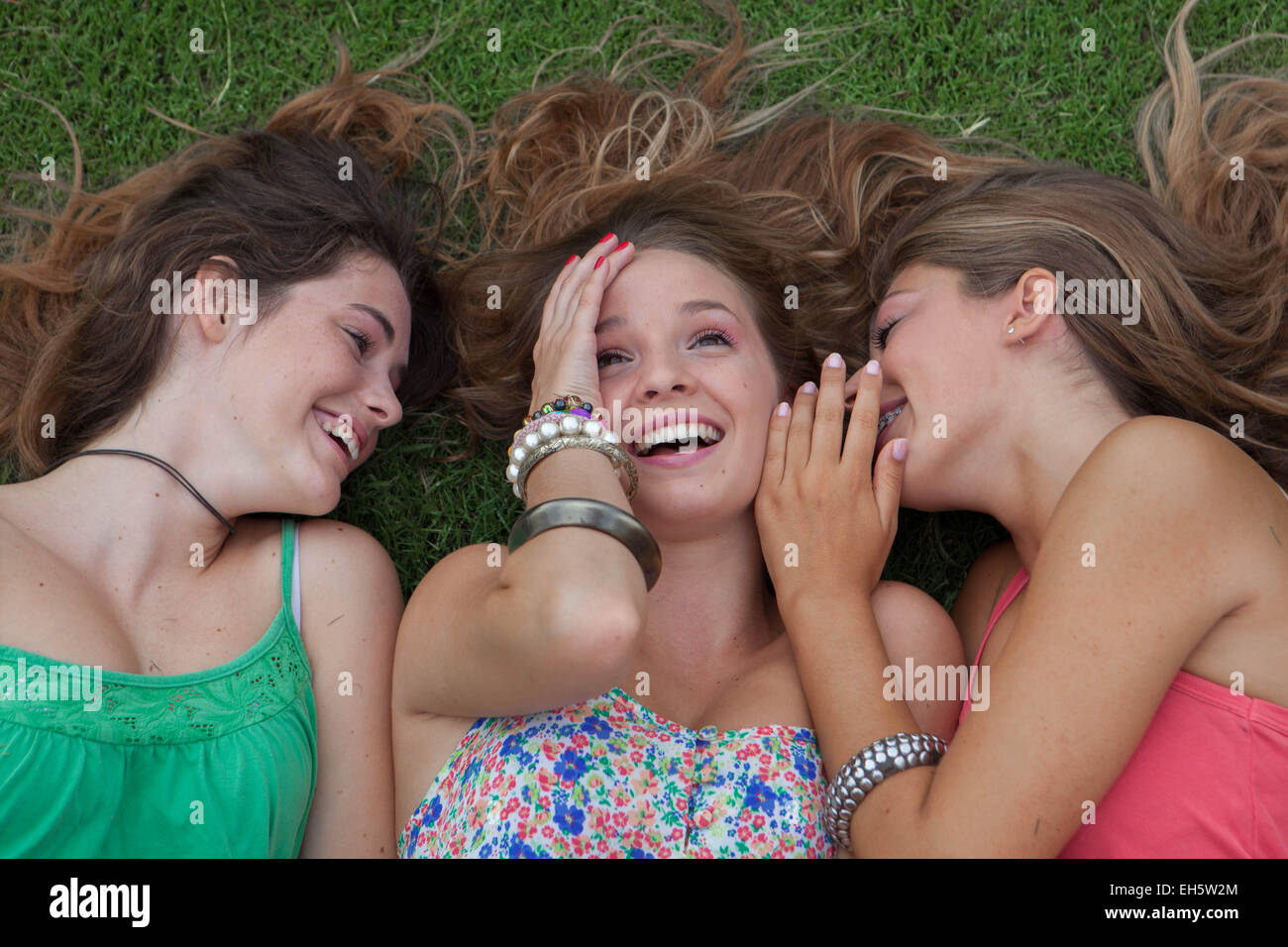 Teen Girls Flüstern und Klatsch Geheimnisse in den Sommerferien Stockfoto
