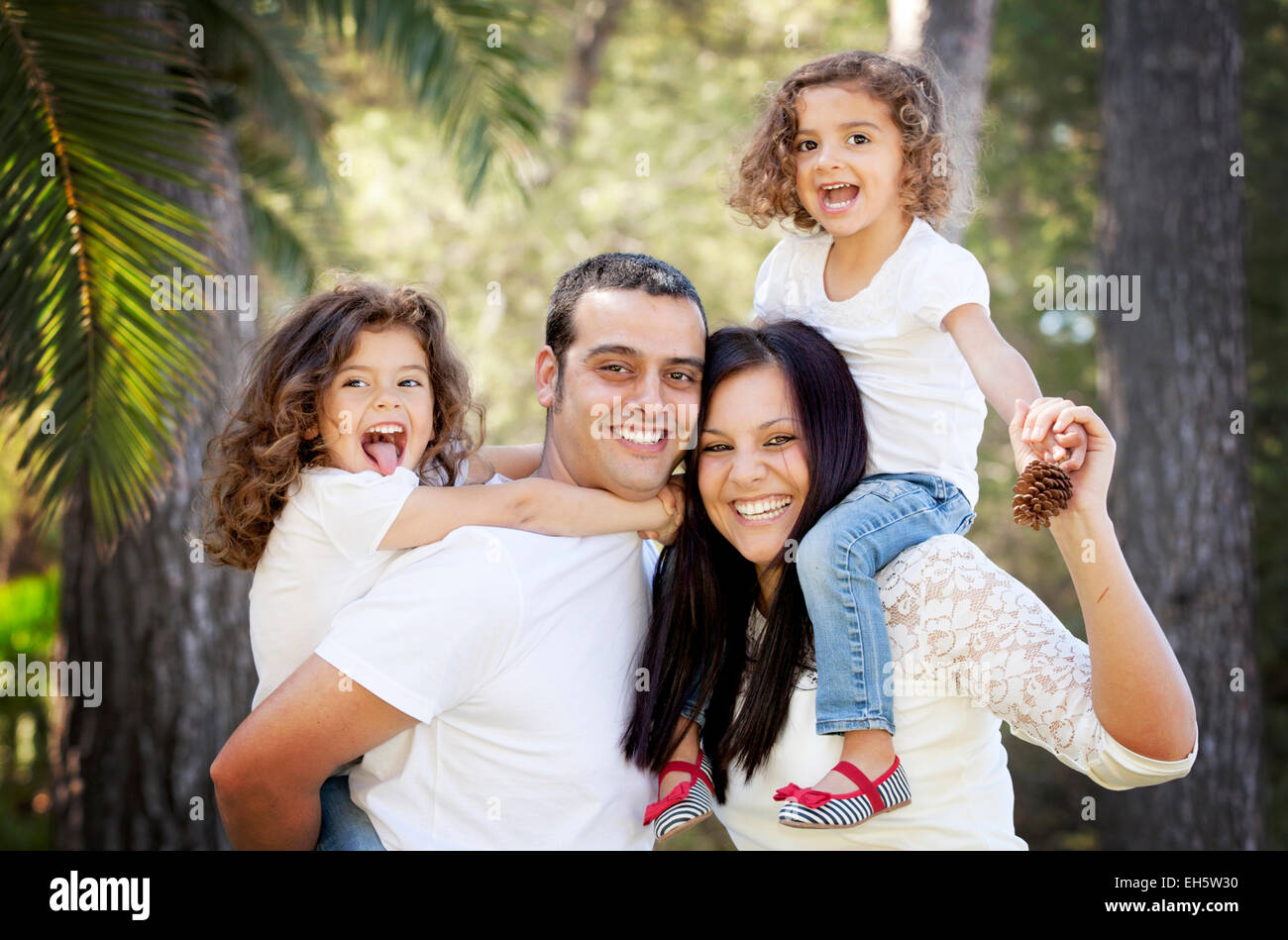 Eltern und Kinder, glücklich lächelnd hispanischen Familie Stockfoto