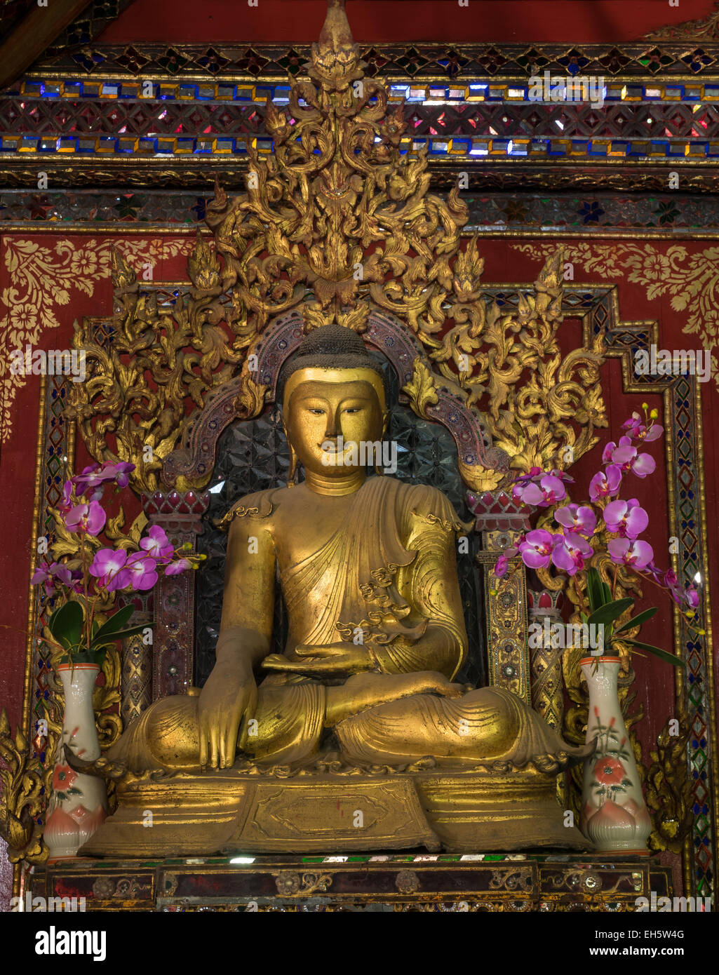 Buddhastatuen im Wat Si Rong Mueang, Lampang, Thailand Stockfoto