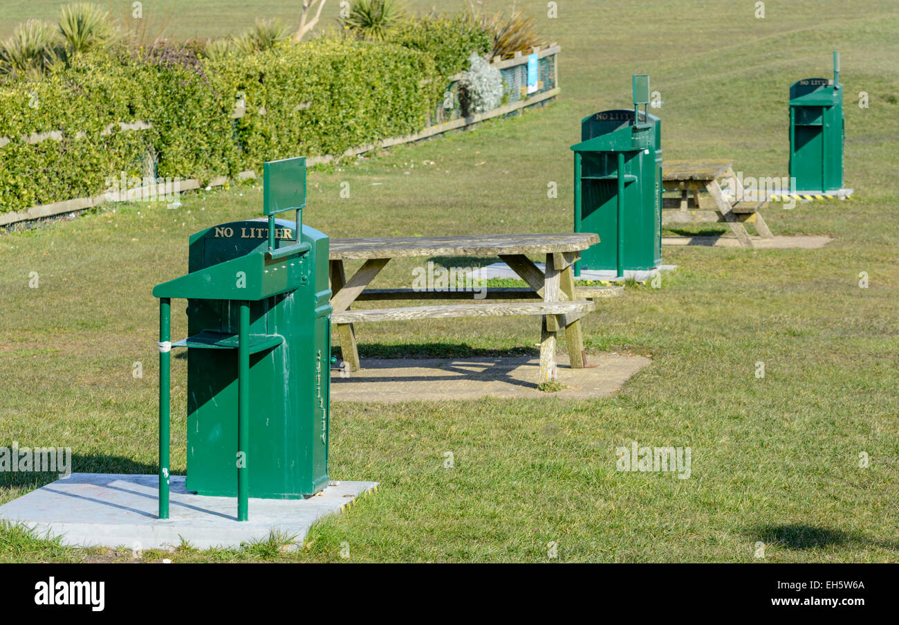 Öffentlichen Grillplatz und Picknick-Tische auf einer Grünfläche in einem Park eingerichtet. Stockfoto