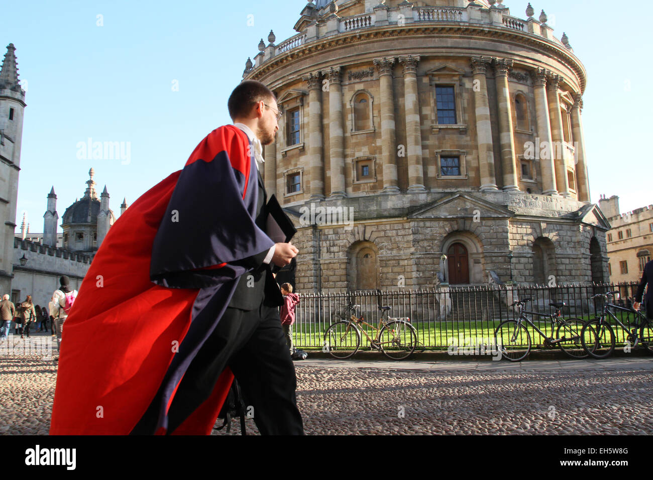 Oxford, Großbritannien, 7. März 2015. Grad Absolvent Spaziergänge radcliffe Bibliothek in Oxford heute verabschiedete. Credit: Pete lusabia/alamy leben Nachrichten Stockfoto